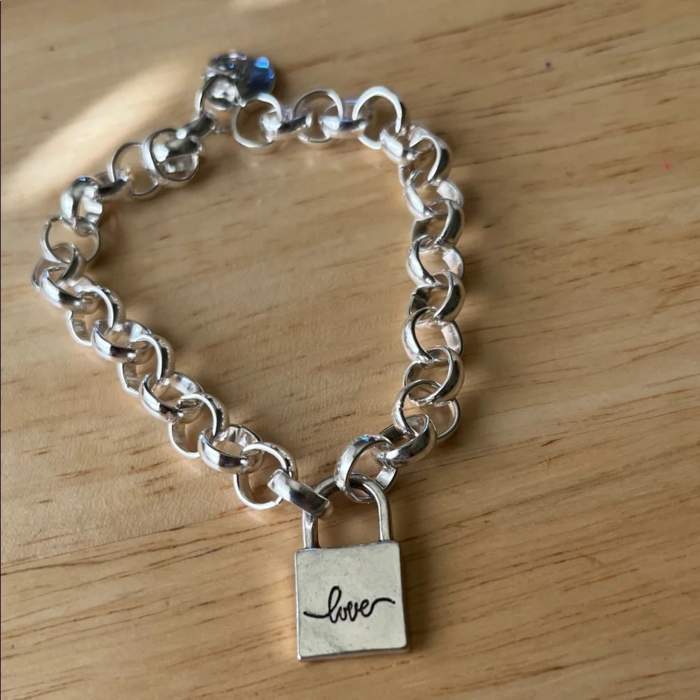 Love 💕 fashion Silver Love Charm Bracelet NWOT - Picture 4 of 6